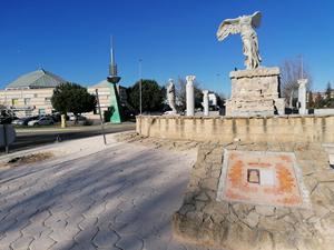 El Ayuntamiento de Villanueva de la Torre acondiciona el interior de tres rotondas del municipio