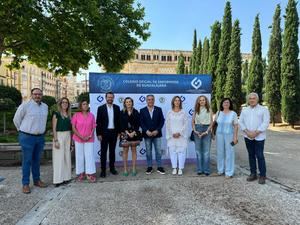 La alcaldesa de Guadalajara pone en valor la labor esencial de la enfermería en la llegada del tráiler de la Ruta Enfermera