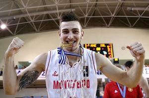 El alero internacional montenegrino Mihailo Radunovic refuerza al Isover Basket Azuqueca