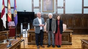 José Sacristán recoge personalmente en la Diputación la Abeja de Oro que le fue concedida el Día de la Provincia