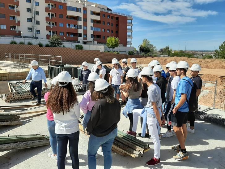 Los alumnos del Colegio Salesiano de Guadalajara celebran el día Internacional de la Arquitectura