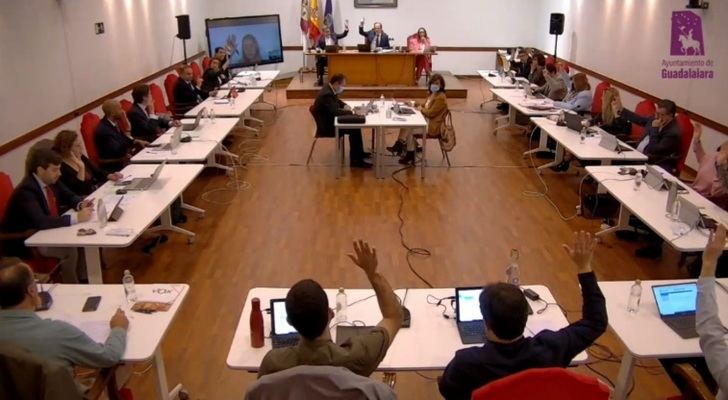 El Pleno del Ayuntamiento de Guadalajara concede las medallas y distinciones de la ciudad al personal municipal jubilado en 2021