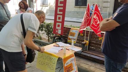 UGT y CCOO recogen firmas en Guadalajara en protesta por el "desmantelamiento" de Correos