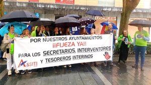 Secretarios e interventores interinos de los ayuntamientos de Guadalajara salen a la calle para pedir que les hagan fijos