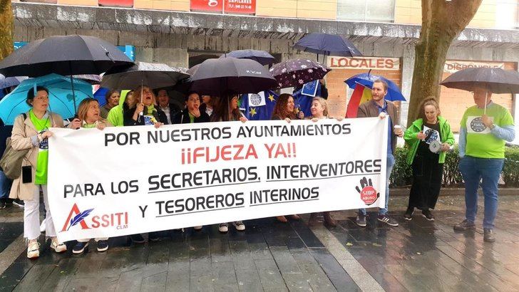 Secretarios e interventores interinos de los ayuntamientos de Guadalajara salen a la calle para pedir que les hagan fijos