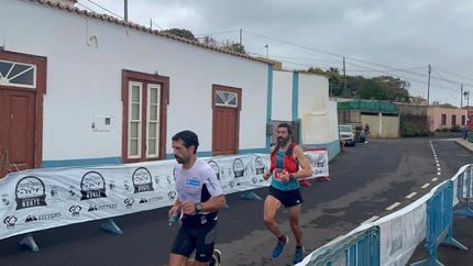 Sergio Tejero, de rojo y azul en el transcurso de la carrera