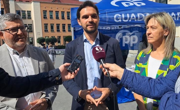 Serrano: “Seguimos esperando que Page dé explicaciones sobre el escándalo de abusos sexuales y las camillas que no caben en los ascensores del Hospital de Guadalajara”