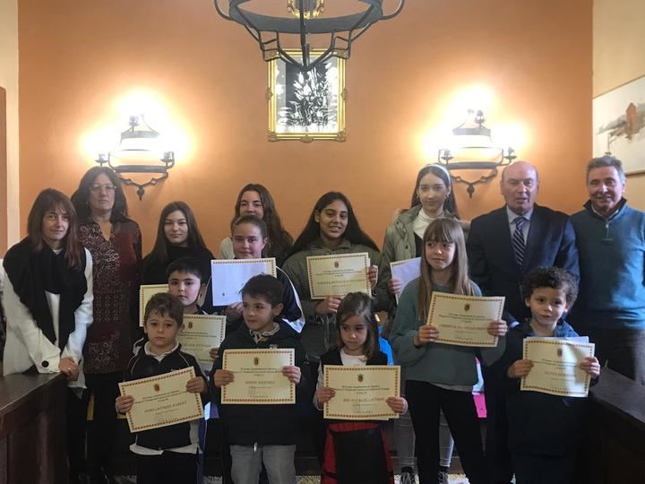 El ayuntamiento de Sigüenza entrega los premios del Concurso Escolar de Tarjetas de Navidad