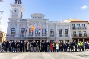 El Ayuntamiento de Guadalajara guarda un minuto de silencio por el asesinato de dos guardias civiles en Barbate