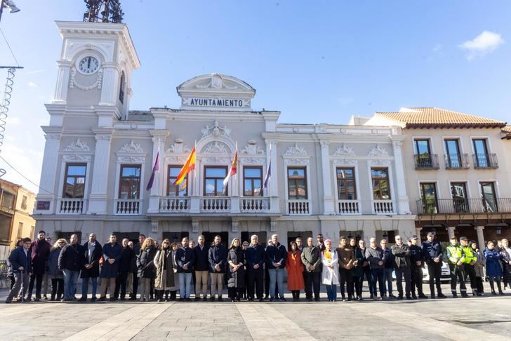 El Ayuntamiento de Guadalajara guarda un minuto de silencio por el asesinato de dos guardias civiles en Barbate