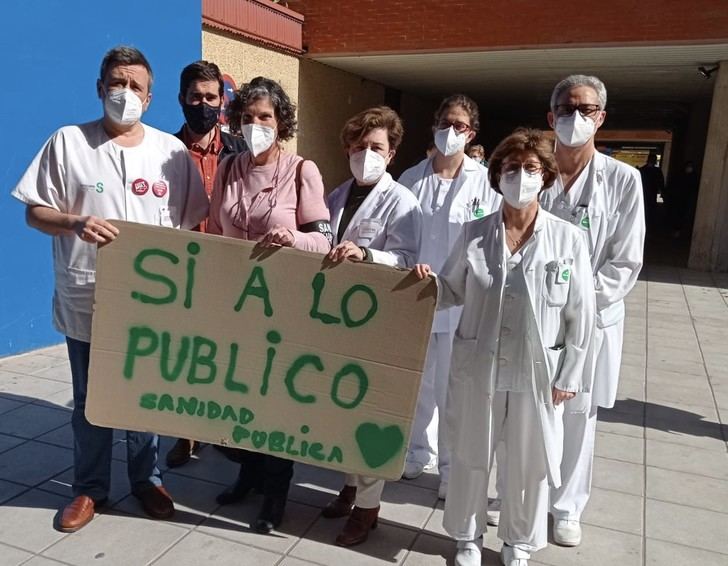 Miembros de la Plataforma de la Sanidad de Guadalajara recogen firmas para blindar la Sanidad Pública