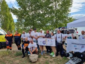 Submarinistas voluntarios limpian los fondos del azud de Pareja y confirman la calidad de sus aguas