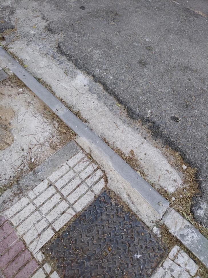 IU denuncia el abandono y falta de limpieza en las calles de Azuqueca de Henares