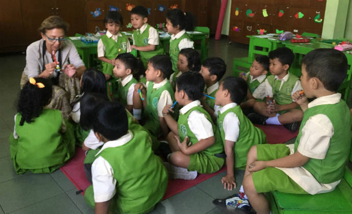 Una higienista dental del Hospital de Guadalajara participa en una acción solidaria en Indonesia