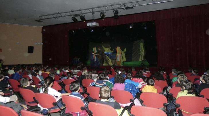 La Biblioteca Municipal de Alovera fomenta el teatro entre los alumnos de Infantil de Alovera con la obra Nanuk de la compañía Sol y Tierra