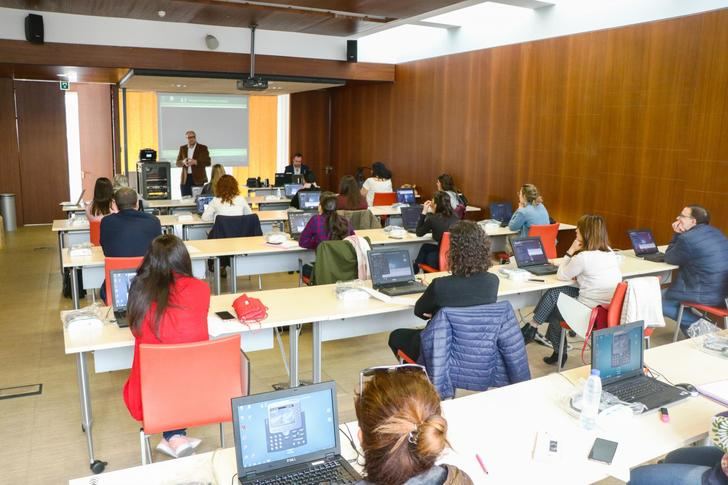 El Gobierno de Castilla-La Mancha habilita una nueva línea telefónica gratuita para ofrecer recomendaciones sanitarias ante la presencia de síntomas por coronavirus: el 900 232323