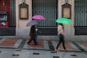 La lluvia llega al norte y este de España y las temperaturas bajan, hasta 10ºC con respecto a lo normal este viernes