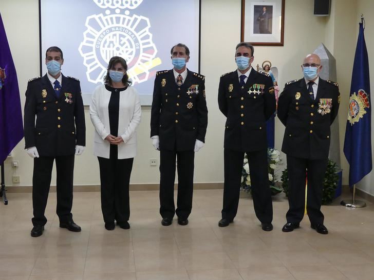 La subdelegada del Gobierno preside la entrega de títulos de inspector a tres policías que han hecho las prácticas en la Comisaría de Guadalajara
