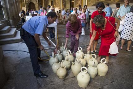 Toledanos y visitantes vuelven a beber agua de los pozos de la catedral, que sustituye los botijos por vasos de plástico