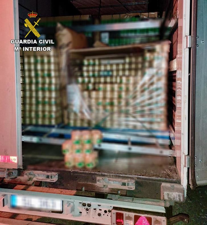 La Guardia Civil le sorprende mientras sustraía productos cosméticos de un camión en Torija