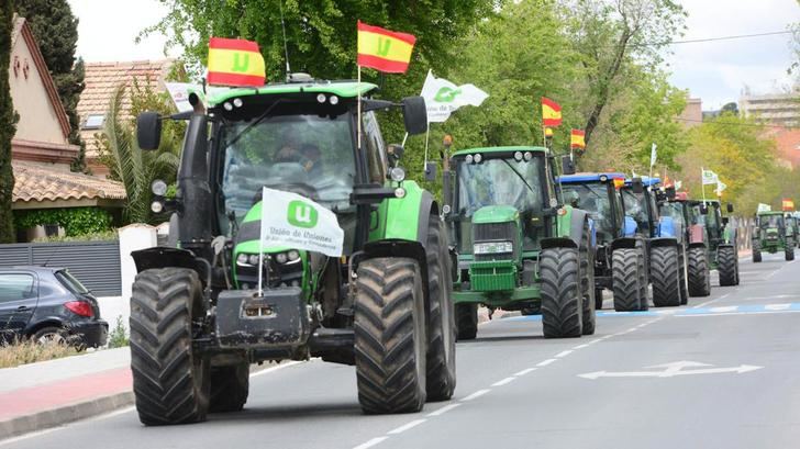 Miles de agricultores llevan sus reivindicaciones a las carreteras de Castilla-La Mancha