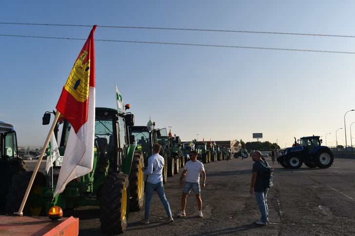 Éxito de convocatoria: Unión de Uniones Castilla-La Mancha participa en la tractorada de alrededor de 180 tractores y más de 500 personas en el centro de Madrid en su marcha de la sequía