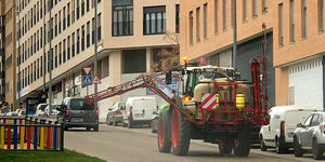 Varios tractores desinfectan las calles de Guadalajara desde este fin de semana por el coronavirus