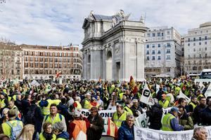 Agricultores avisan de que no se ir&#225;n de Madrid hasta que dejen entrar a los 1.500 tractores