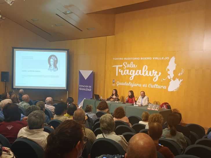 La sala Tragaluz se llenó para escuchar a las hermanas Lara hablar sobre Juana I de Castilla en Espacio de Igualdad