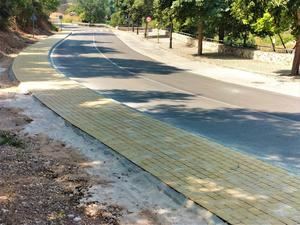 La terminación de la acera de la travesía GU-205 mejora la movilidad y seguridad vial de los vecinos de Yebes