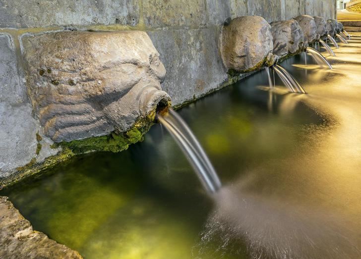 Tres de los trece caños de la simbólica fuente de Albalate de Zorita (Guadalajara) dejan de manar agua