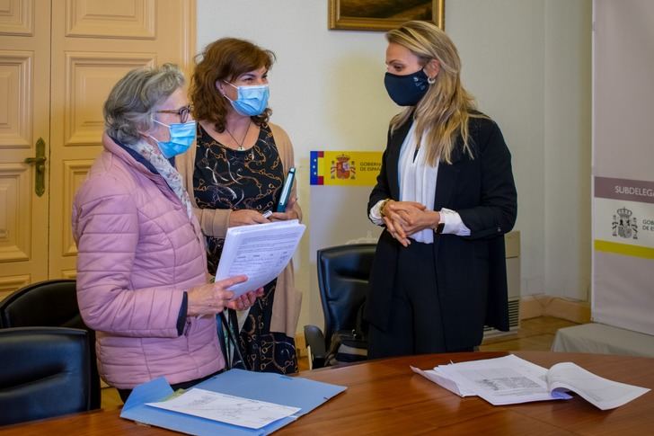 La Sierra Norte entrega 3.300 firmas reclamando más y mejores servicios de autobús