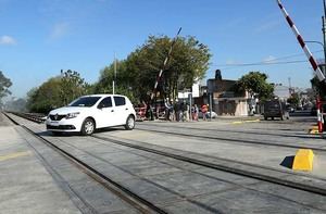 Tres muertos al arrollar un tren de mercancias un vehículo en un paso a nivel en Fontanar