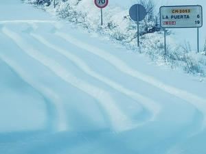 El Ayuntamiento de Trillo despeja con sus medios y operarios las carreteras hasta Azañón, La Puerta, Morillejo, Viana y Valdenaya, incomunicadas desde el sábado