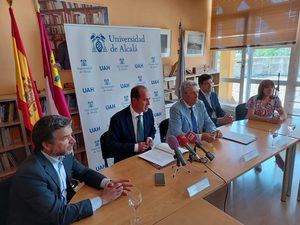 La UAH y el Ayuntamiento de Guadalajara firman un convenio para favorecer el uso del transporte urbano entre los estudiantes