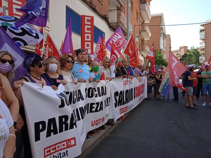 La advertencia de CCOO y UGT se hace oír ante las sedes patronales de Castilla La Mancha : O los salarios suben o habrá conflicto en cada centro de trabajo