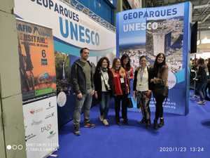 El diputado de Unidas Podemos Daniel Touset visita el stand de Geoparque Molina Alto Tajo y el de Guadalajara en FITUR