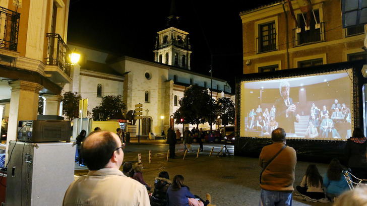 Alcine48 hace del Casco Histórico de Alcalá de Henares una gran pantalla de cine con Un muro es una pantalla