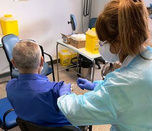 Preguntan a Page si vacunará durante la Semana Santa en Castilla-La Mancha, ya que al ritmo actual el total de la población 