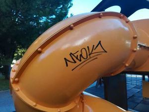 El juego de la calle La Barca de Guadalajara, recién arreglado, ya vuelve a estar lleno de graffitis