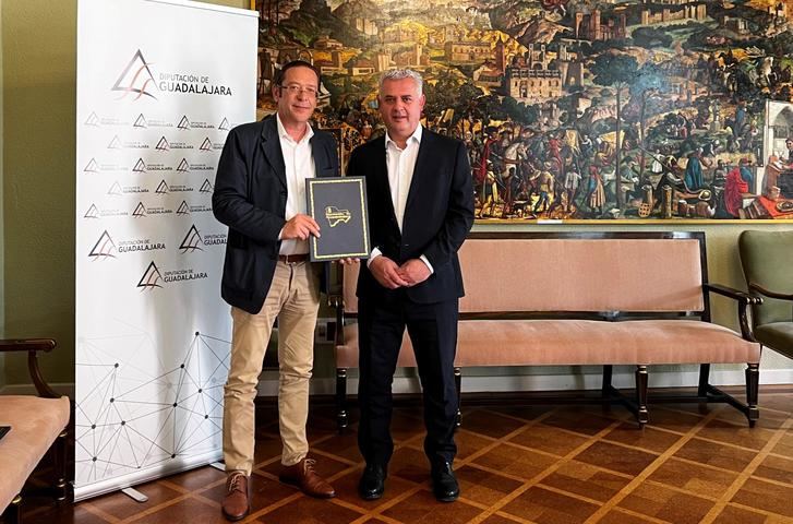 José Luis Vega felicita al BM Guadalajara por su ascenso a ASOBAL y firma un nuevo convenio para el mantenimiento de la entidad