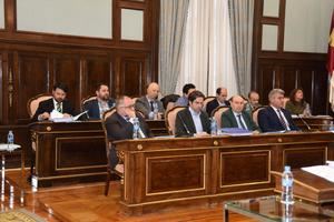 Reprochan al socalista Vega que apruebe un presupuesto que disminuye un 17,3% la inversión real en los municipios de la provincia de Guadalajara