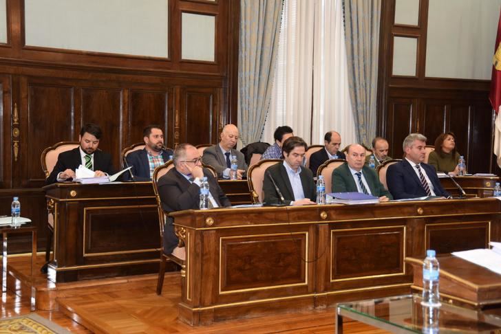 Reprochan al socalista Vega que apruebe un presupuesto que disminuye un 17,3% la inversión real en los municipios de la provincia de Guadalajara