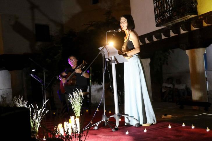 Versos en la Plaza del Ayuntamiento de Almonacid de Zorita