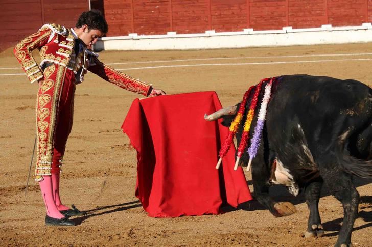 Víctor Hernández repite puerta grande en Sigüenza