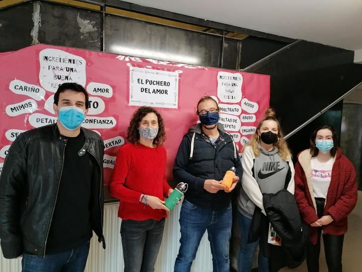 Villanueva de la Torre lanza una campaña para la prevención del absentismo escolar con el reparto de botellas de agua reutilizables personalizadas entre el alumnado