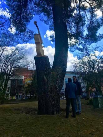 Un violonchelo esculpido en un tronco seco de La Concordia ya rinde homenaje a los músicos de Guadalajara