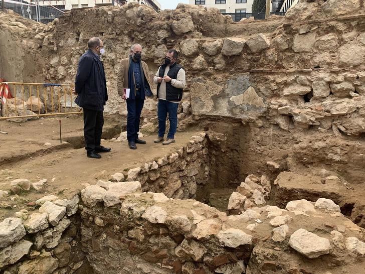 Los restos arqueológicos aparecidos tras el derribo del edificio de la calle Mayor 47 de Guadalajara capital obligan a modificar el proyecto arquitectónico, que ya ha sido aprobado