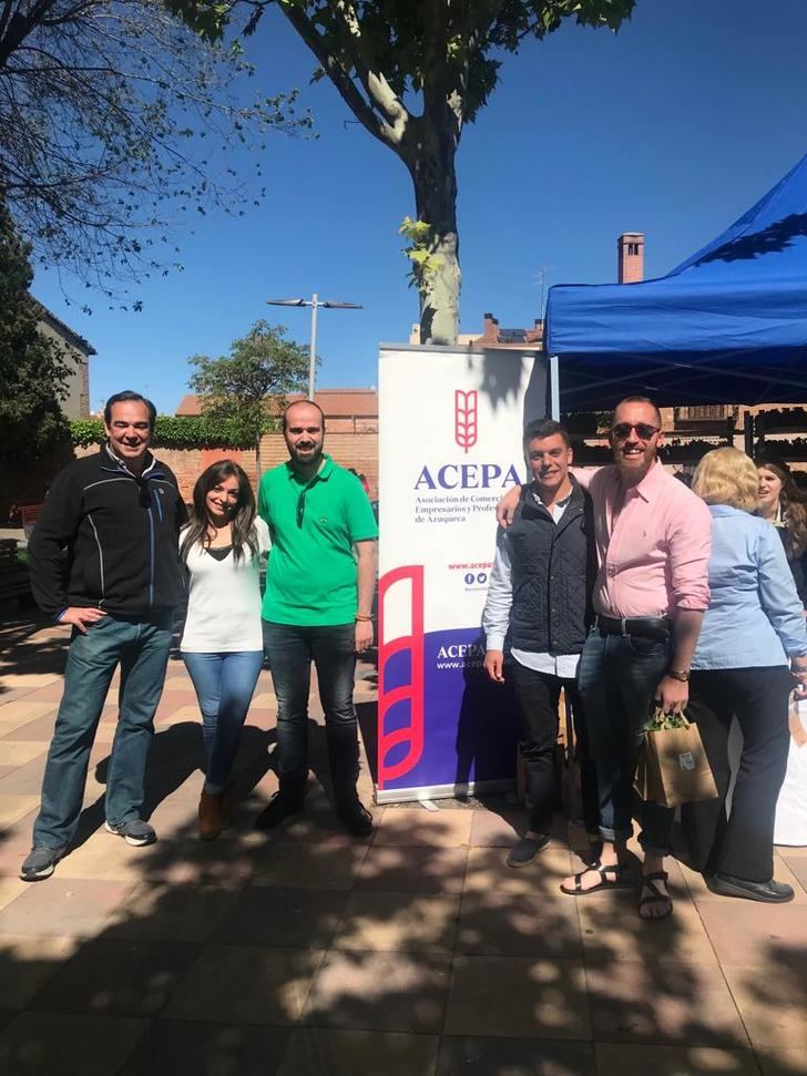 El candidato de VOX a la Alcaldía de Azuqueca de Henares, Javier Ortega, muestra su apoyo al comercio azudense