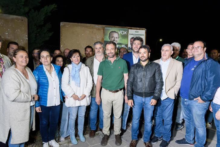 VOX Guadalajara inicia la campaña con la pegada de carteles y actos en toda la provincia